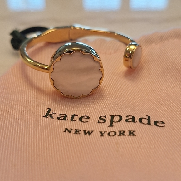 NWOT Kate Spade New York Gold Scallop Bangle Mother Of Pearl Accents - Picture 2 of 4
